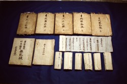 ���}�ƕ���